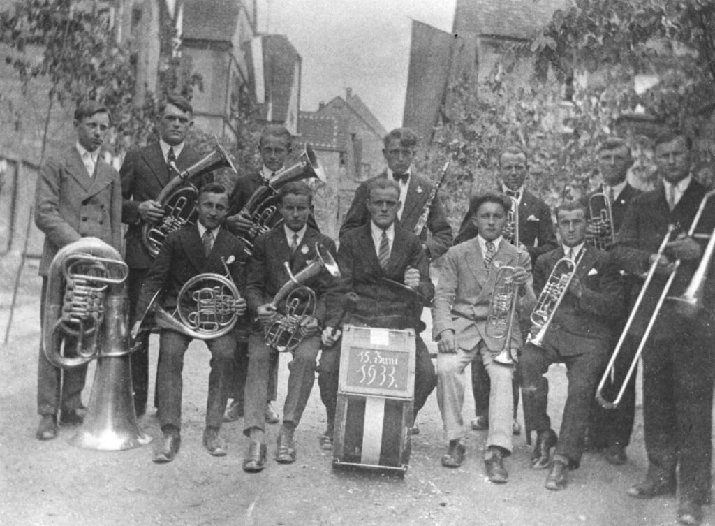 1933
